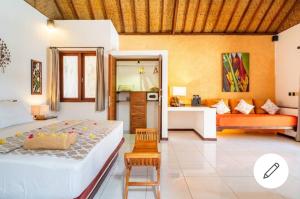 吉利特拉旺安三潭吉利小屋酒店的一间带床的卧室和一间客厅 更多80张照片