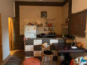 uma cozinha com um frigorífico e uma mesa em AMFIBIANHouse em Dahab