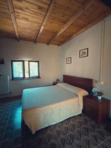 una camera con letto e soffitto in legno di Agriturismo Villa Enrichetta a Bettola
