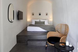 Postel nebo postele na pokoji v ubytování Arxegono Cave Houses Santorini