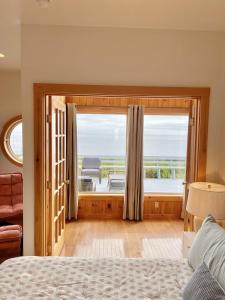 um quarto com uma cama e uma grande janela em Beachfront 4 BR Spacious House! [Coastal Haven] em Tremont