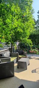 un parc avec des bancs, un arbre et des arbres dans l'établissement Hotel Ardesia, à Rimini