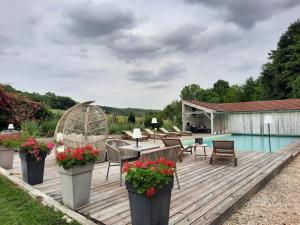 Bazén v ubytovaní CHARME AU FIL DE L'EAU alebo v jeho blízkosti