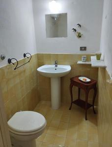 a bathroom with a toilet and a sink at La Villa di Minerva in Agrigento