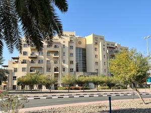 um grande edifício ao lado de uma estrada em Entire apartment in Remraam community em Dubai