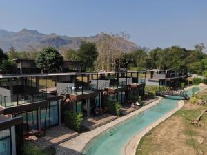 uma vista aérea de um resort com uma piscina em Kwai Tara Riverside Villas em Sai Yok