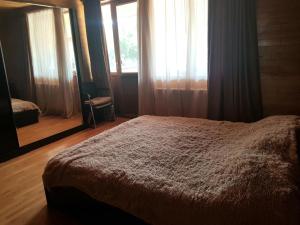 1 dormitorio con cama y ventana grande en Villa Qeroli Saguramo en Saguramo