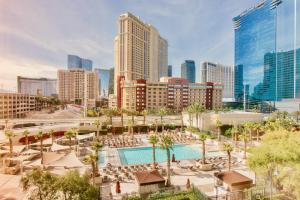 Strip View Suites - No Resort Fee ! في لاس فيغاس: اطلالة على مدينة بها مسبح ومباني