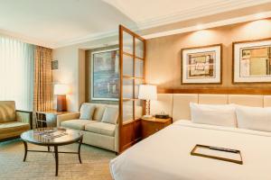 Predel za sedenje v nastanitvi Strip View Suites - No Resort Fee !