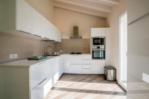 Kuchyň nebo kuchyňský kout v ubytování Villa Margidore