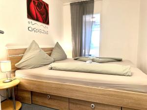 1 dormitorio con 1 cama con cabecero de madera en Ferienwohnung De Priel en Dorum