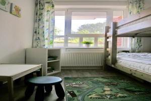 een slaapkamer met een bed, een bureau en een raam bij Ferienwohnung De Diek 103 in Dorum
