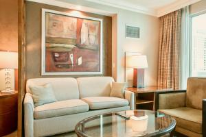 Predel za sedenje v nastanitvi Strip View Suites - No Resort Fee !