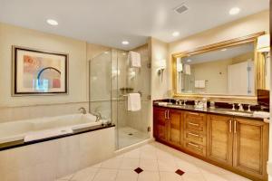 Kopalnica v nastanitvi Strip View Suites - No Resort Fee !