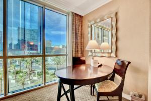 ein Esszimmer mit einem Tisch und einem großen Fenster in der Unterkunft Strip View Suites - No Resort Fee ! in Las Vegas