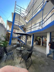 un grupo de sillas y una mesa en un edificio en Laguna 11, en Tampico