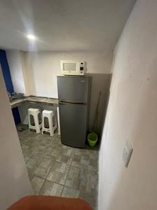 uma pequena cozinha com um micro-ondas em cima de um frigorífico em Laguna 11 em Tampico