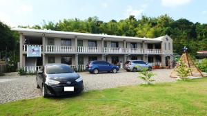 un'auto è parcheggiata di fronte a un edificio di Lone Star Inn a san juan la union