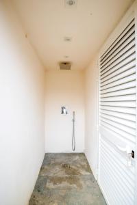 y baño con ducha en una pared blanca. en Villa Margidore en Lacona
