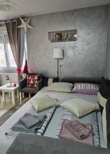 TIHA VODA 4 في بوزاريفاتش: غرفة نوم بسريرين وصالة جلوس