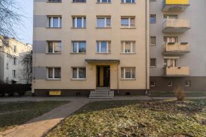 un immeuble d'appartements avec une porte en face de celui-ci dans l'établissement Comfortable Two-Bedroom Apartment Poznań by Renters, à Poznań