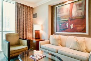Predel za sedenje v nastanitvi Strip View Suites - No Resort Fee !