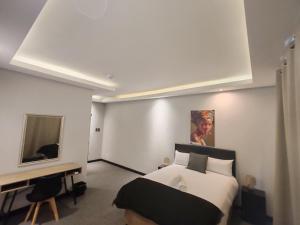Llit o llits en una habitació de Durban Boutique Hotel