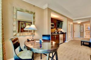 Predel za sedenje v nastanitvi Strip View Suites - No Resort Fee !