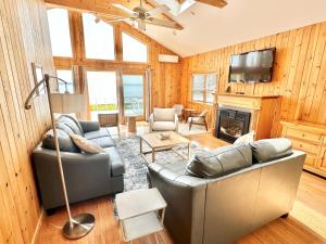 uma sala de estar com um sofá e uma lareira em Beachfront 4 BR Spacious House! [Coastal Haven] em Tremont