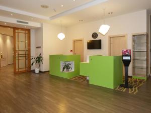 a lobby with a parking meter in a room at Hotel Am Gorzberg Greifswald in Greifswald