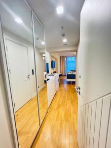 um corredor aberto com uma cozinha e uma sala de estar em Elite Class Sea View ApartHotel in Orbi city em Batumi