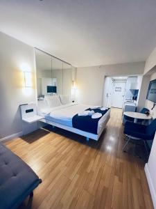 um quarto com uma cama grande e um espelho em Elite Class Sea View ApartHotel in Orbi city em Batumi