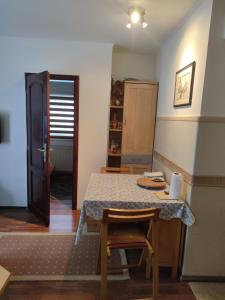 comedor con mesa, mesa y sillas en Apartment Ilic, en Zlatibor 16 fotos más