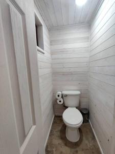 - une petite salle de bains avec des toilettes et un rouleau de papier toilette dans l'établissement Tinaja a orilla de playa Matanzas, à Matanzas
