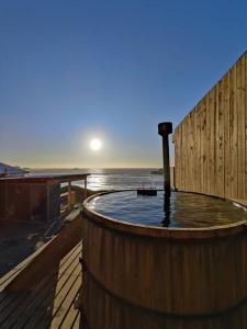 - un bain à remous sur une terrasse en bois donnant sur l'océan dans l'établissement Tinaja a orilla de playa Matanzas, à Matanzas