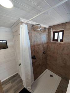La salle de bains est pourvue d'une douche avec rideau de douche. dans l'établissement Tinaja a orilla de playa Matanzas, à Matanzas