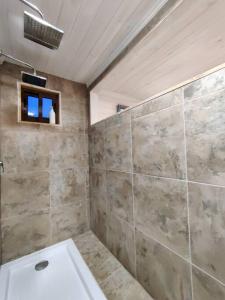 La salle de bains est pourvue d'une douche et de toilettes. dans l'établissement Tinaja a orilla de playa Matanzas, à Matanzas