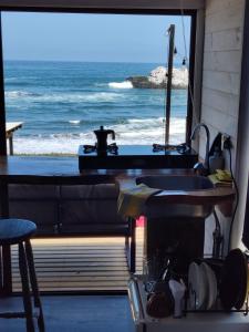 - une cuisine avec évier et vue sur l'océan dans l'établissement Tinaja a orilla de playa Matanzas, à Matanzas
