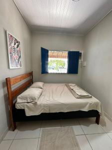 ein kleines Schlafzimmer mit einem Bett und einem Fenster in der Unterkunft Recanto da lua in Prado