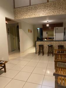 eine große Küche mit Hockern und einer Arbeitsplatte in der Unterkunft Recanto da lua in Prado