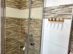 een douche met een glazen deur in een badkamer bij L'Hermitage, villa front de mer in Pirou +25 foto's