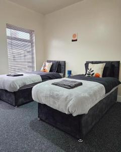 Ένα ή περισσότερα κρεβάτια σε δωμάτιο στο spacious luxury near city center free parking