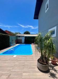 uma piscina no quintal de uma casa em Casa da Sandra em Florianópolis