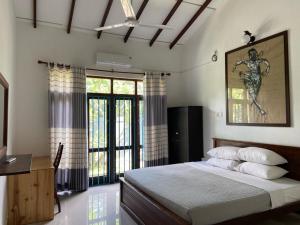 une chambre avec un lit et une grande fenêtre dans l'établissement Lady Nelly villa Hikkaduwa, à Hikkaduwa
