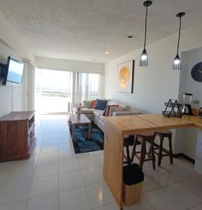 eine Küche und ein Wohnzimmer mit einem Tisch und einem Sofa in der Unterkunft Laguna Suite & More in Porlamar
