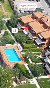 - une vue aérienne sur une maison avec une piscine dans l'établissement Appartamenti Albatros, à Brenzone