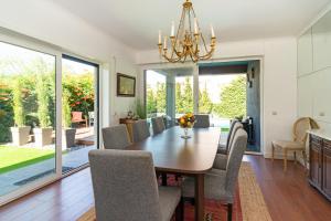 uma sala de jantar com mesa e cadeiras em Marigold Cascais Villa em Cascais