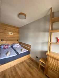 um quarto com uma cama e uma escada em Krupówki i Styl em Zakopane