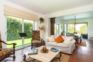 sala de estar con sofá y mesa en Marigold Cascais Villa en Cascais