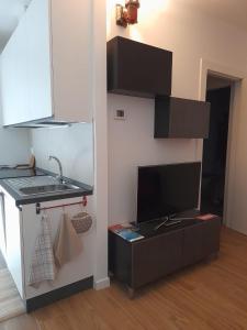 una pequeña cocina con fregadero y encimera en The Blue Nest - Red Apartment near 5 Terre en La Spezia